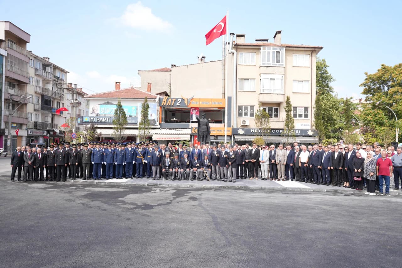 YENİŞEHİR’DE 30 AĞUSTOS COŞKUSU YENİLENEN HEYKEL MEYDANI’NDA YAŞANDI