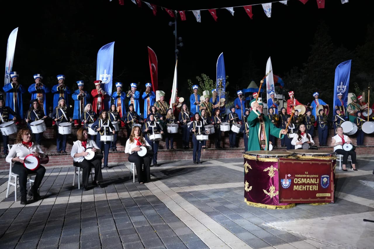 YENİŞEHİR’DE MÜZİĞİN ÜÇ RENGİ AYNI SAHNEDE OSMANLI MEHTERİ, KADIN BANDOSU VE RİTİM GRUBUNDAN FESTİVALE COŞKULU AÇILIŞ