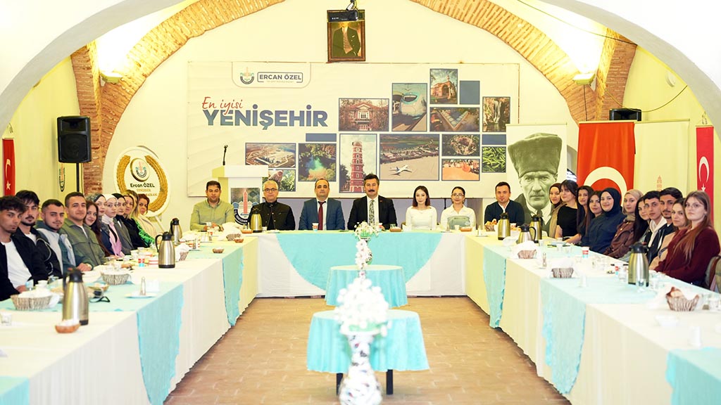 BAŞKAN ÖZEL ÜNİVERSİTE ÖĞRENCİLERİYLE İFTARDA BULUŞTU