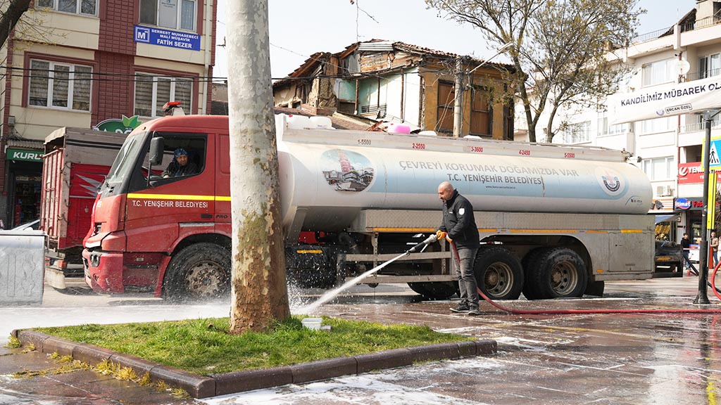 YENİŞEHİR’DE BAYRAM MESAİSİ: ŞEHİR BAYRAMA HAZIR!