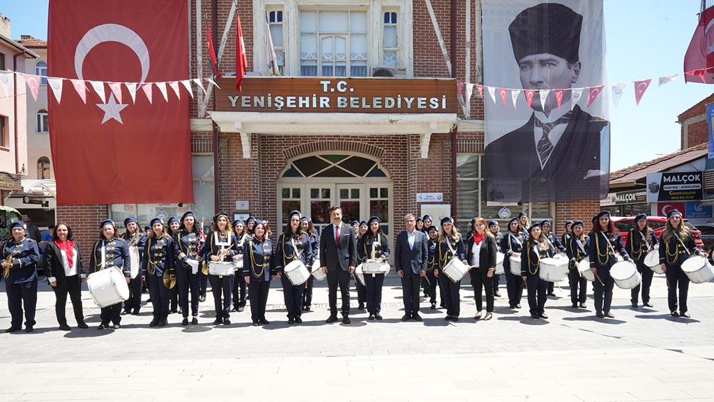 BURSA’NIN İLK BELEDİYE KADIN BANDOSU YENİŞEHİR SOKAKLARINDA!