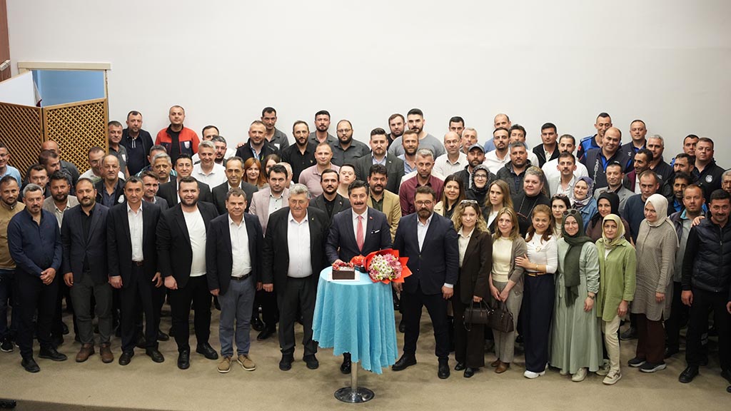 BAŞKAN ERCAN ÖZEL’E BAYRAMLAŞMA PROGRAMINDA DOĞUM GÜNÜ SÜRPRİZİ